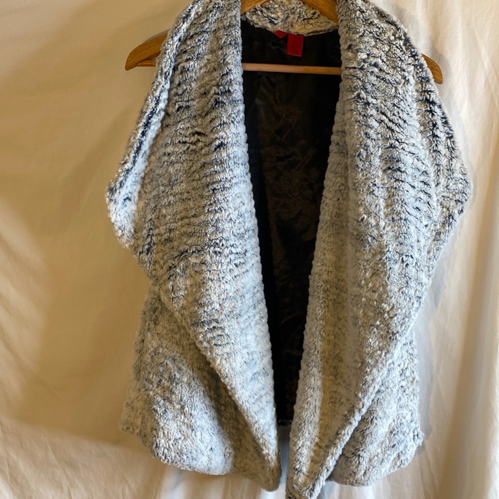 5/48 Woman’s Faux Fur vest size S/P. Like New
